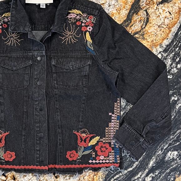 **NWT Francesca's Mi ami Black Floral Embroidered Jean/Denim Jacket -SIZE MEDIUM - Picture 5 of 8